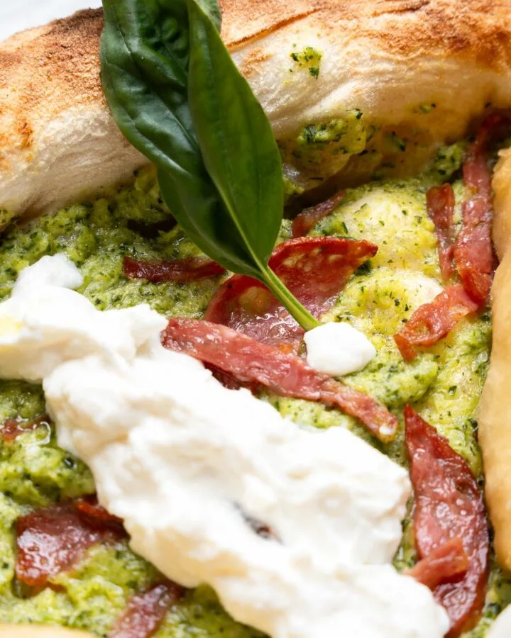 Dettaglio della pizza Ciurì con fiore di zucca fritto e basilico