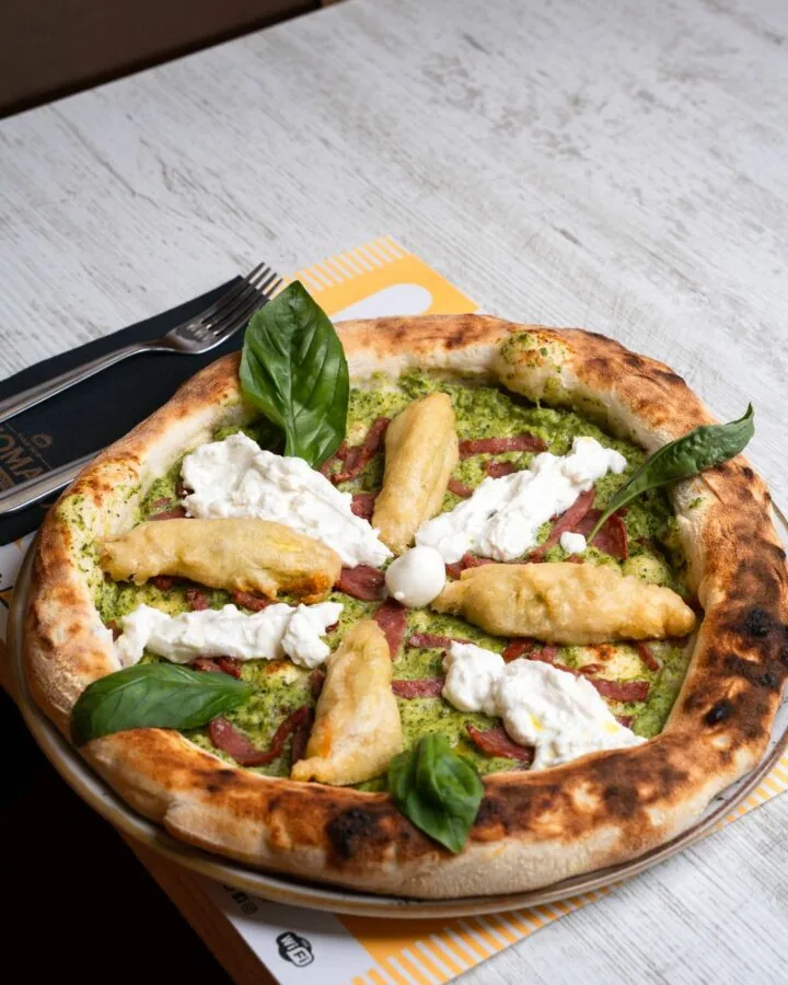 Pizza Ciurì con crema di zucchine, salame, fiori di zucca e stracciata