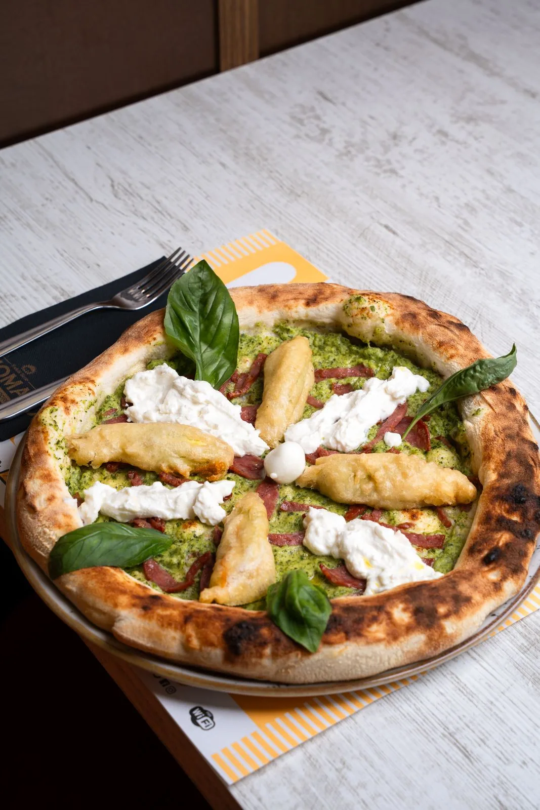 Pizza Ciurì con crema di zucchine, salame, fiori di zucca e stracciata