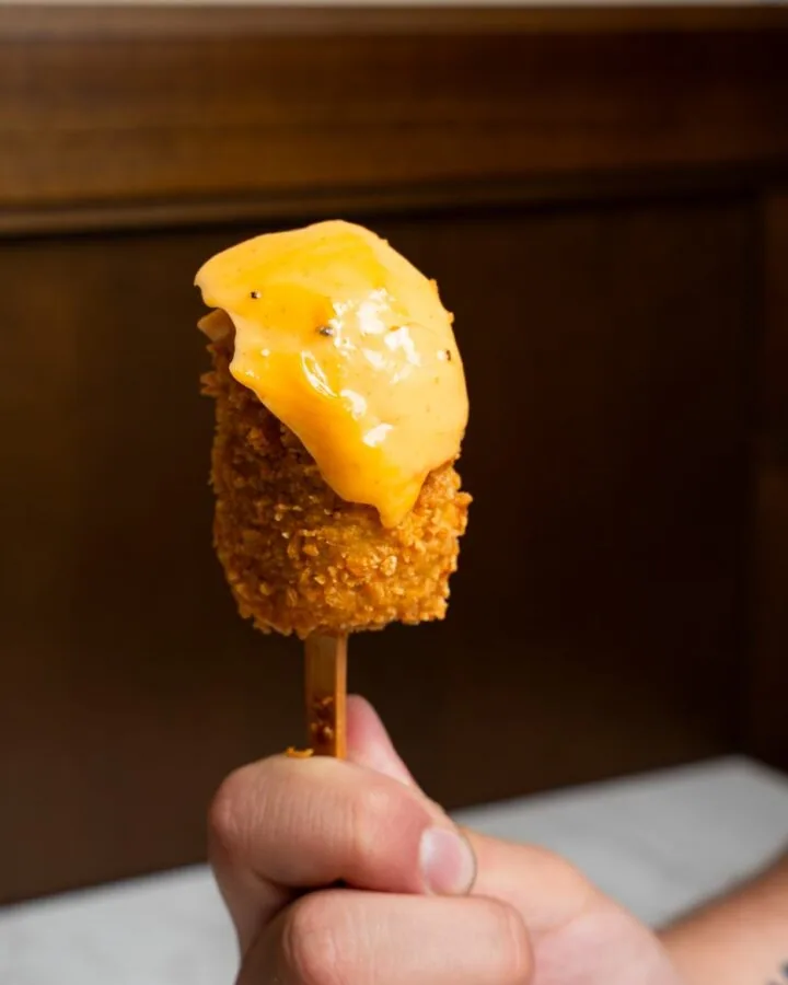Magnum Crispy sullo stecco con salsa al cheddar