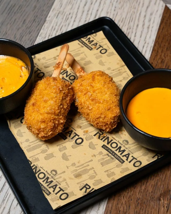 Magnum Crispy con salse, sul vassoio Rinomato