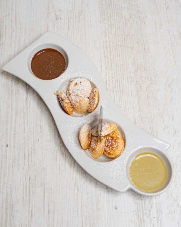 Assaggi di dolci con salse al cioccolato e al pistacchio