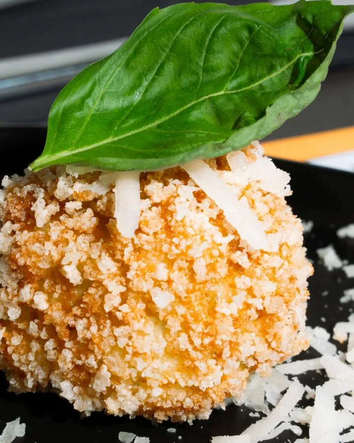 Frittatina croccante con foglia di basilico