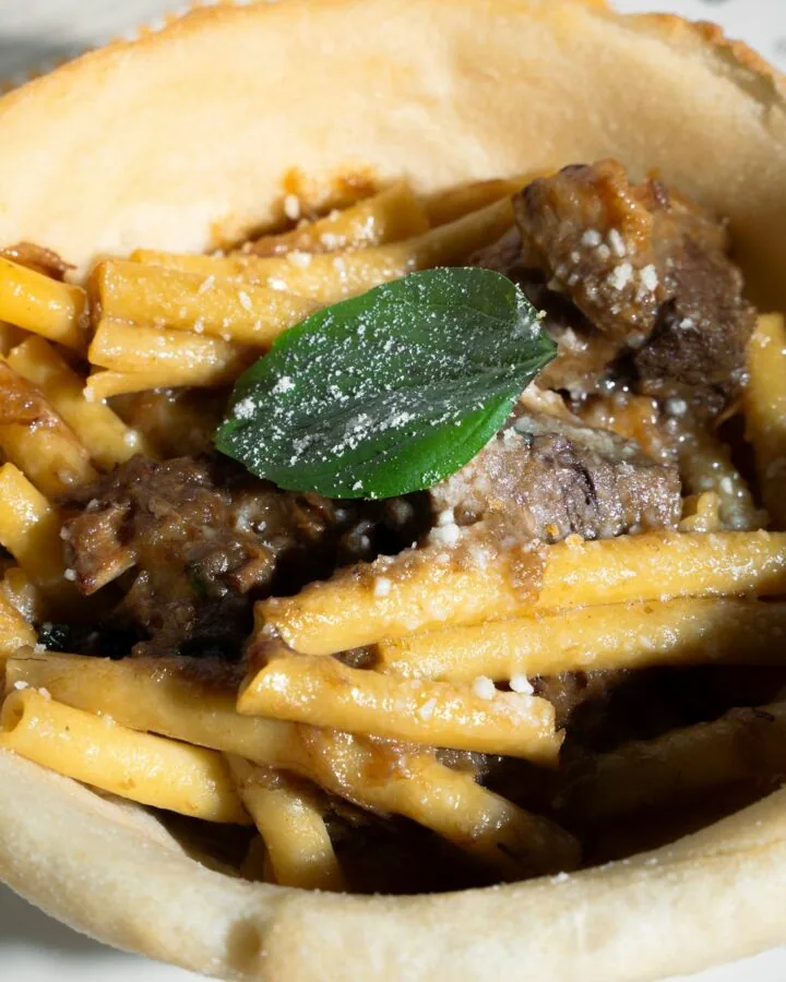 Ziti spezzati alla Genovese nel cesto di panpizza