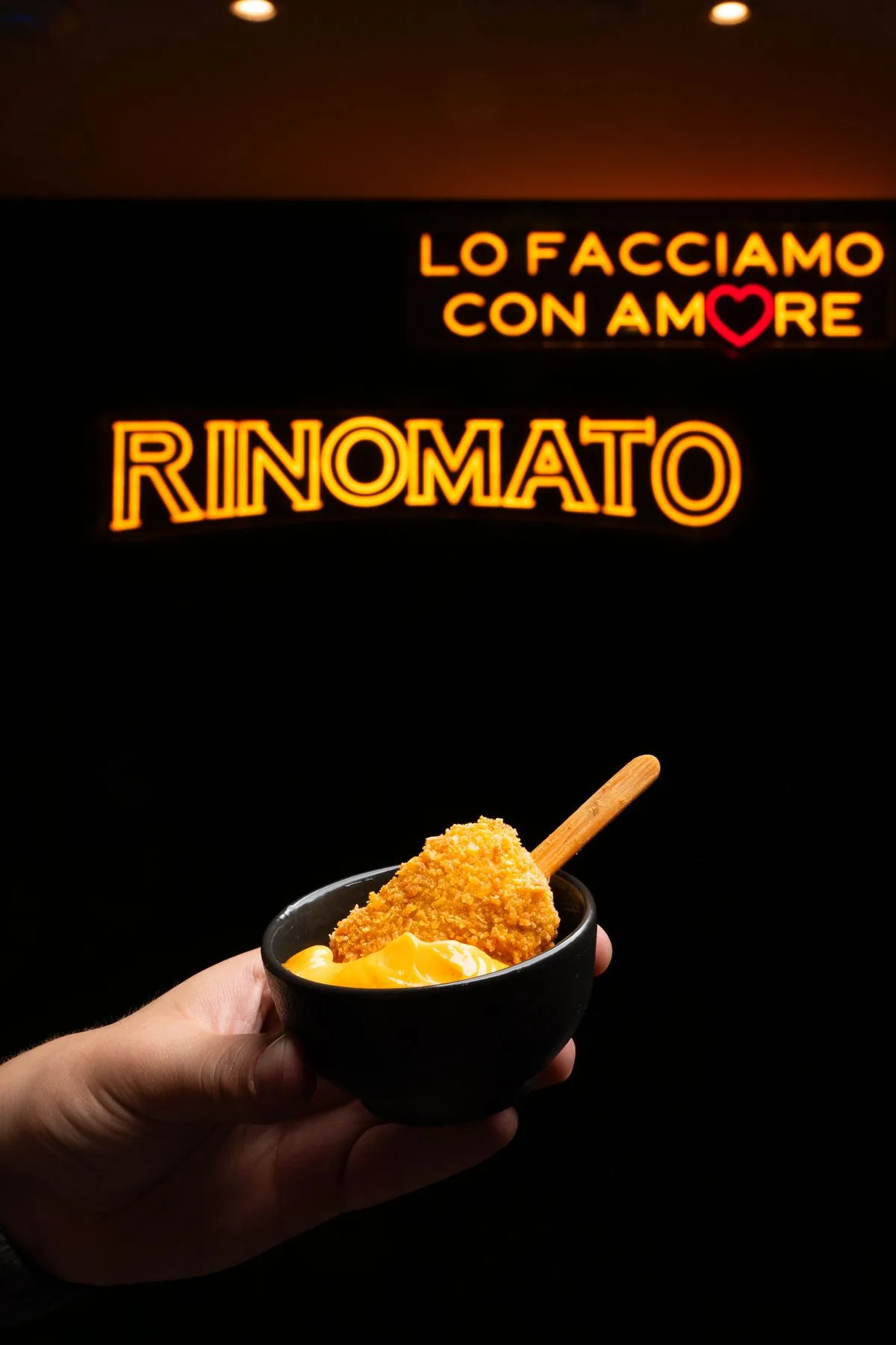 Insegna al neon Rinomato: Lo facciamo con amore