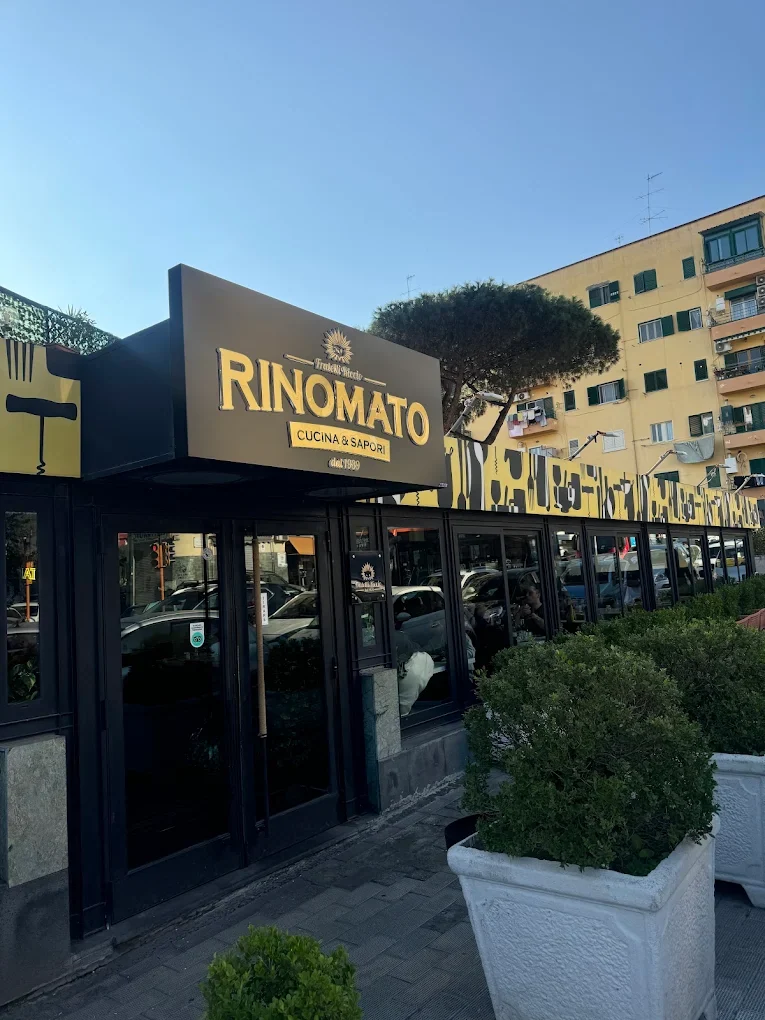 Ingresso e insegna esterna di Rinomato in Via Nuova Agnano