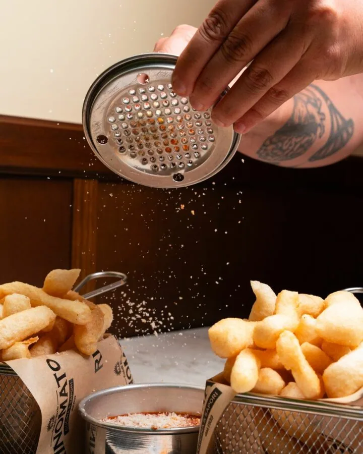 Parmigiano grattugiato al momento sulla montanara