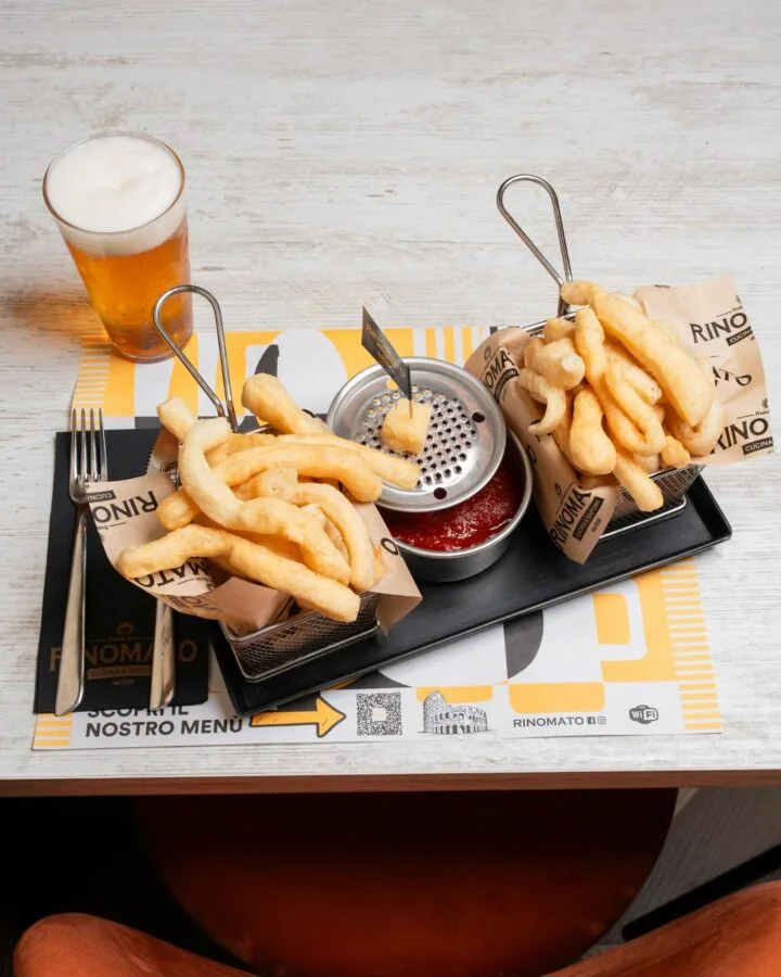 Montanara scomposta con salsa di pomodoro, parmigiano e birra