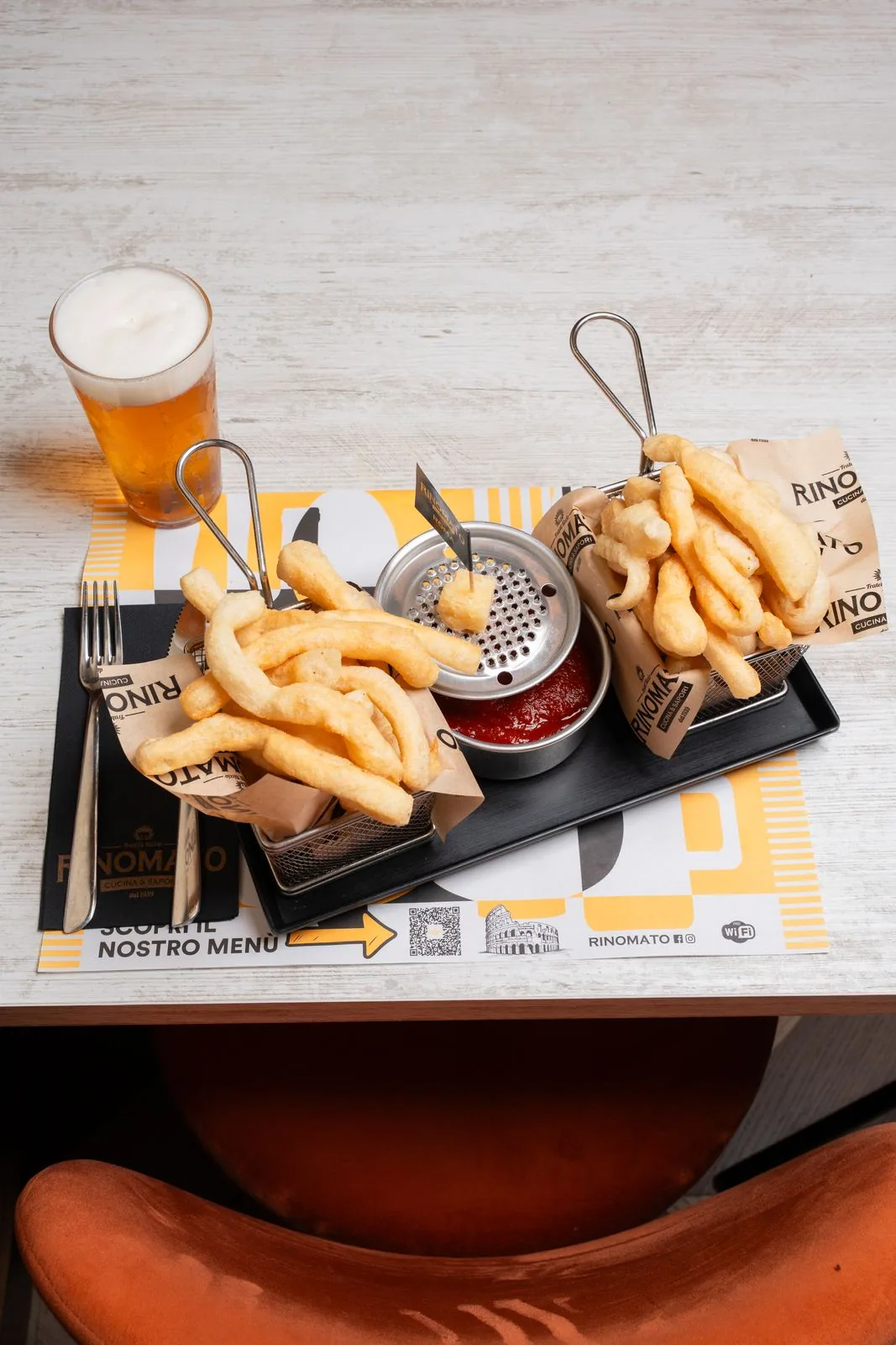 Montanara scomposta con salsa di pomodoro, parmigiano e birra