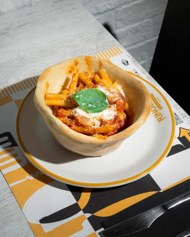 Ziti allo Scarpariello in panpizza sulla tovaglietta Rinomato